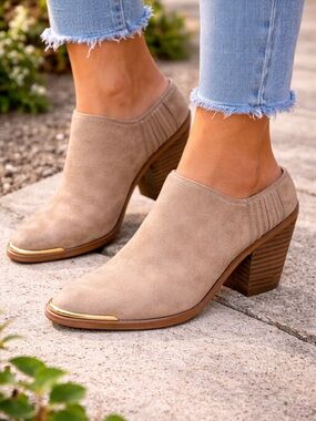 NWOT Comfortiva Taupe Suede Mule Heels Size 7 Block Heel Slip On Booties